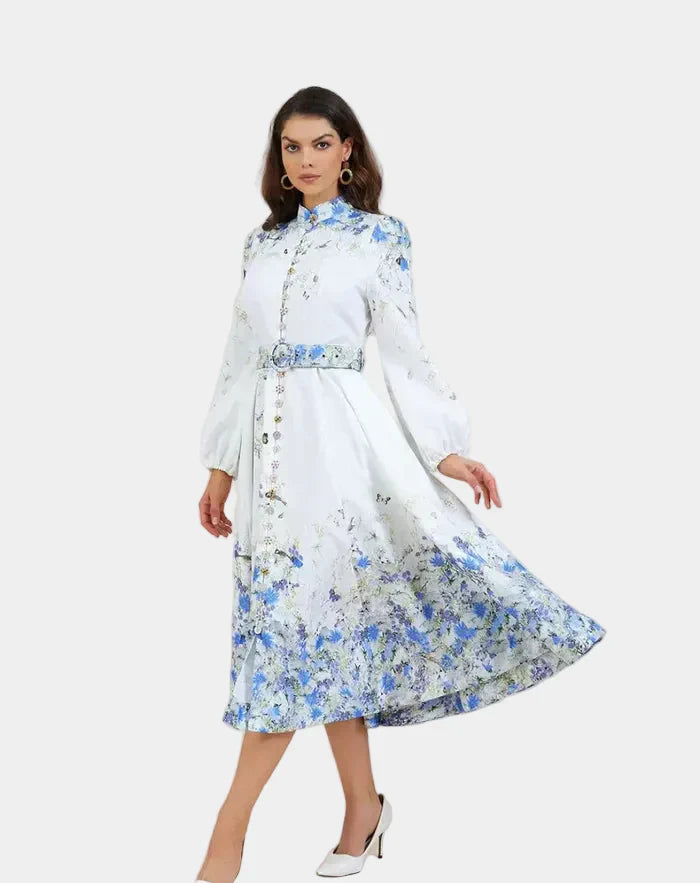 Amelia – Elegancia atemporal en floral azul con cuello alto