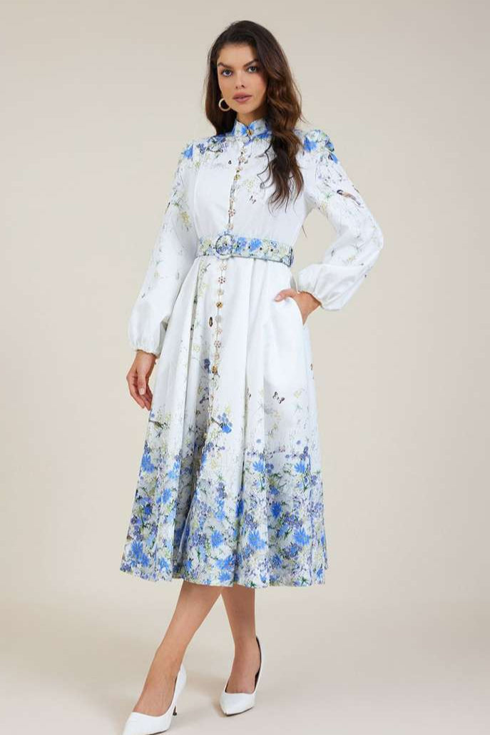 Amelia – Elegancia atemporal en floral azul con cuello alto