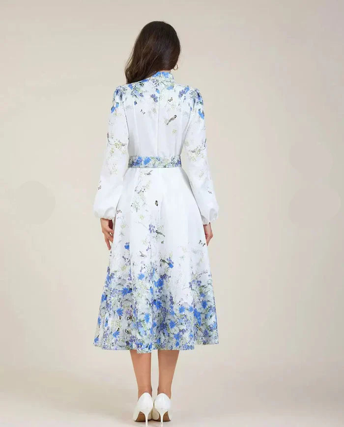 Amelia – Elegancia atemporal en floral azul con cuello alto