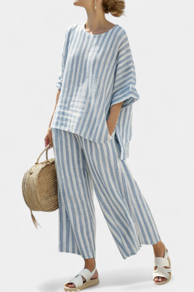Federica — Top de lino elegante con rayas azules y pantalones holgados
