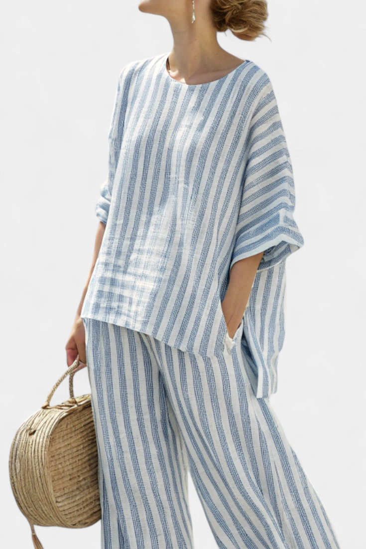 Federica — Top de lino elegante con rayas azules y pantalones holgados