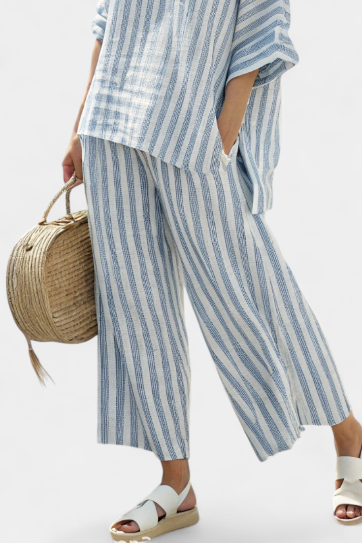 Federica — Top de lino elegante con rayas azules y pantalones holgados