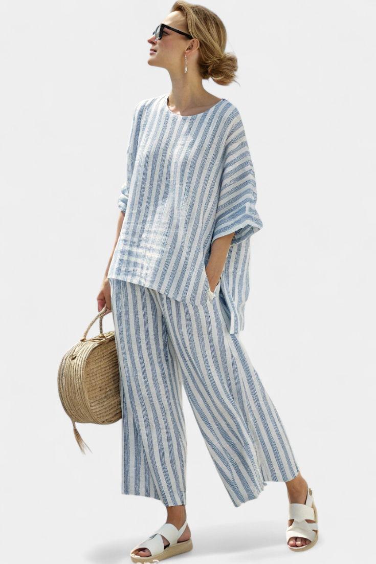 Federica — Top de lino elegante con rayas azules y pantalones holgados