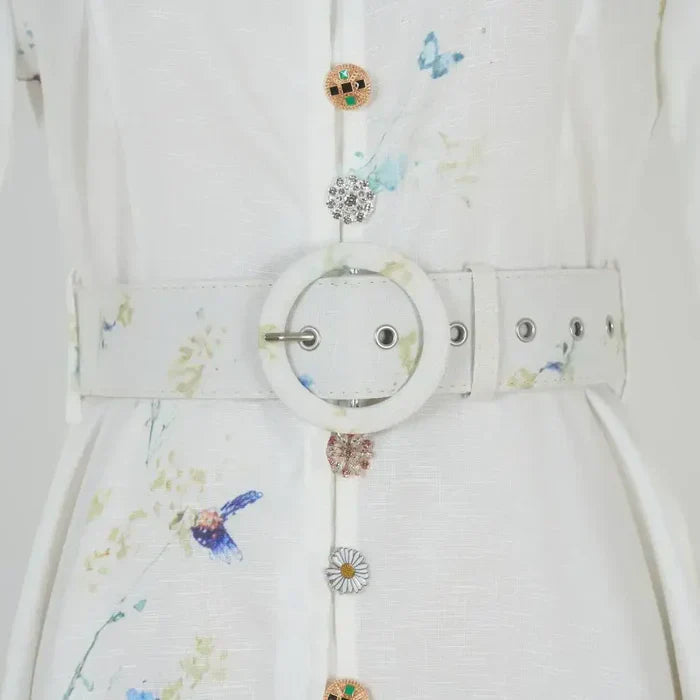Amelia – Elegancia atemporal en floral azul con cuello alto