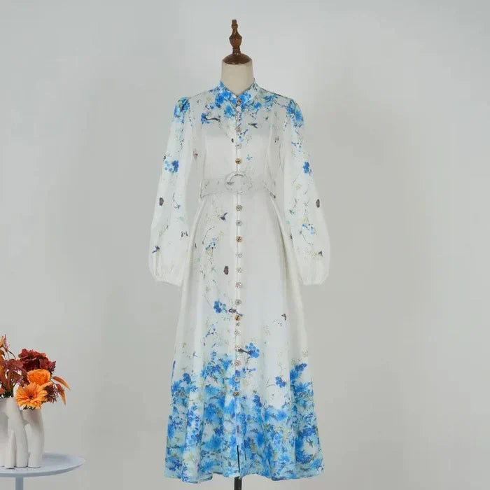 Amelia – Elegancia atemporal en floral azul con cuello alto