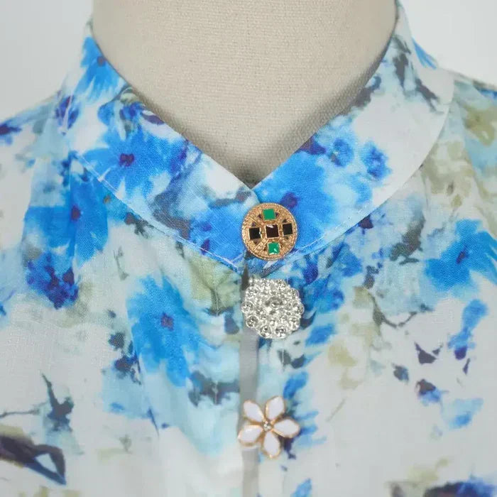 Amelia – Elegancia atemporal en floral azul con cuello alto