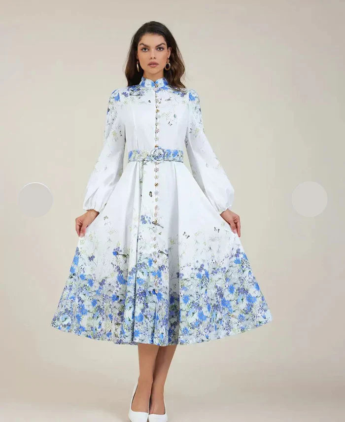 Amelia – Elegancia atemporal en floral azul con cuello alto