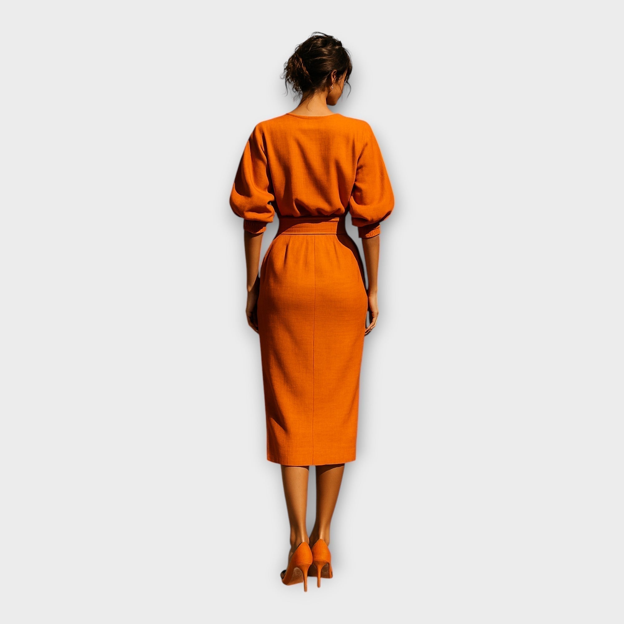 Vestido elegante con diseño refinado y estética minimalista